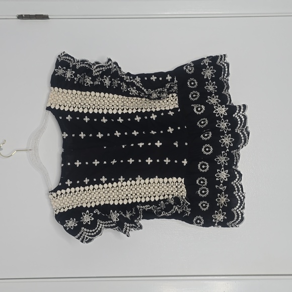 Black and white ruffle embroidered top - Picture 5 of 5